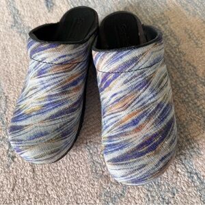SANITA WATERCOLOR STARRY NIGHT CLOGS SIZE 6 EUC